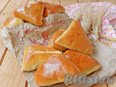 Вкусные, пышные и мягкие пирожки с печенью готовы.