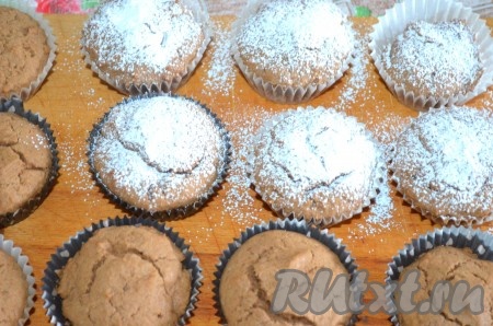 Готовые кексы достать из духовки, остудить, посыпать сахарной пудрой.