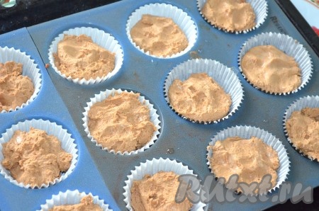 Выложить шоколадно-кофейное тесто в формочки для кексов, заполняя их на 2/3 высоты (силиконовые формочки перед выкладыванием теста можно маслом не смазывать, я в силиконовые формы вложила бумажные вкладыши, их предварительно смазывать маслом не нужно). Печь кексы в разогретой духовке при температуре 180 градусов примерно 25 минут (готовность проверьте, проколов кексы сухой зубочисткой, если после прокалывания зубочистка останется и сухой, и чистой, значит выпечка полностью готова).