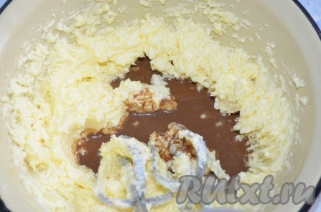 Отдельно в тёплом молоке растворить кофе, дать остыть до комнатной температуры, а затем влить в масляно-яичную смесь, перемешать миксером.