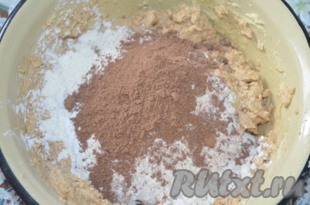 Просеять в тесто крахмал (он сделает выпечку более рассыпчатой), муку, какао-порошок и разрыхлитель, тщательно перемешать столовой ложкой. Тесто будет, как ОЧЕНЬ густая сметана.