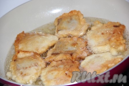 Жарить филе горбуши в кляре на среднем огне до золотистой корочки с двух сторон. Затем жареную рыбку со сковороды выкладывать на бумажное полотенце, чтобы удалить лишнее масло. Постепенно пожарить все кусочки рыбного филе.