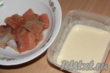 Для приготовления кляра венчиком взбить яйца с солью до однородности, затем добавить молоко и 50 грамм муки, перемешать до однородности. Частями добавить оставшуюся муку, замешивая однородный, в меру густой кляр. Кляр не должен быть очень густым или очень жидким, он должен хорошо держаться на кусочках филе горбуши. В зависимости от размера яиц, для замешивания кляра может потребоваться как больше, так и меньше муки, чем указано в ингредиентах, главное - ориентироваться на густоту кляра.