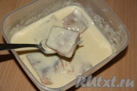 В сковороде с высокими бортиками нагреть растительное масло. Кусочки рыбного филе окунать в кляр и выкладывать на сковороду.
