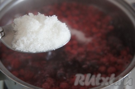 Когда вода закипит, добавляем сахар (количество сахара регулируйте по своему вкусу), перемешиваем, делаем медленный огонь и варим 7-10 минут.