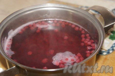 Снимаем кастрюлю с приготовленным компотом с огня. Даём слегка остыть, но не полностью! Напиток должен остаться достаточно тёплым, но не горячим.
