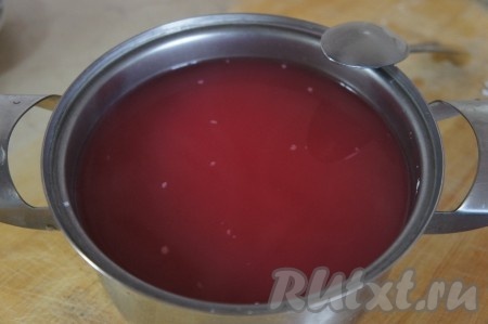 В тёплый процеженный напиток из красной смородины тонкой струйкой, непрерывно перемешивая, добавляем картофельный крахмал, ставим на огонь выше среднего и, постоянно помешивая, даём закипеть, после этого провариваем кисель 2 минуты на небольшом огне и убираем с огня. Если в киселе остались комочки, его лучше процедить через ситечко (если всё сделано правильно, комочки не должны образоваться и процеживать просто нет необходимости).