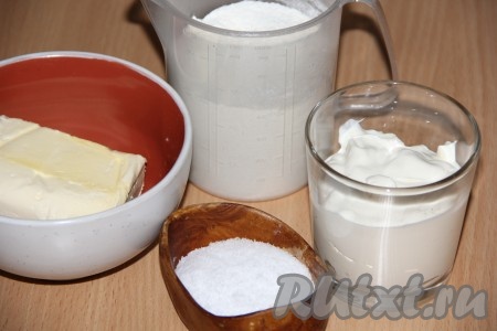 Подготовить продукты для замешивания теста для яблочной галеты.