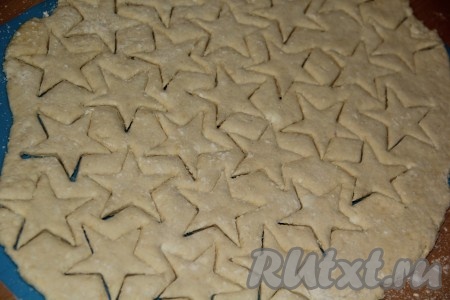 На поверхности, припорошенной мукой, раскатать творожную массу скалкой (не тонко!). Вырезать с помощью формочек заготовки ленивых вареников. Я сделала вареники в форме звёздочек. А можно просто нарезать раскатанное тесто ножом на квадратики.