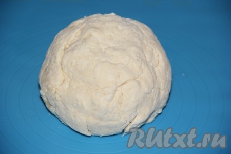 Тесто для вареников должно получиться мягким и эластичным. Я муку добавляю, пока масса не перестанет липнуть к рукам.