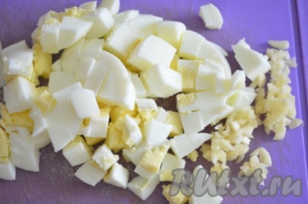 Сварить яйца в течение 10 минут&nbsp; с момента закипания воды, после этого остудить, очистить, нарезать кубиками. Чеснок очистить, нарезать мелко (или пропустить через пресс).