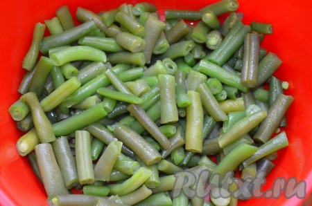 Стручковую фасоль отварить до готовности. У меня - замороженная, варила 5 минут от момента закипания. Затем ополоснуть варёную фасоль холодной водой, дать стечь лишней воде.