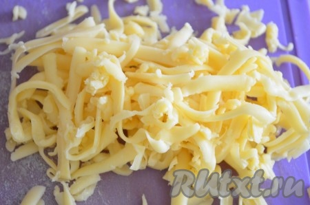 Сыр натереть на крупной тёрке.