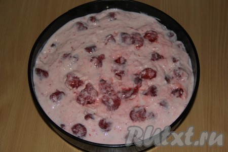 Собрать торт: на дно формы (используем форму в которой выпекали бисквит) выложить 1 бисквитный корж, далее выложить суфле и разровнять.
