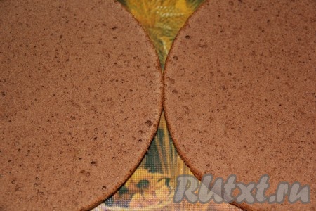 Поставить форму с тестом в заранее разогретую духовку и выпекать при 180-200 градусах примерно 35-40 минут. Готовность проверить сухой зубочисткой. Готовый корж хорошо остудить и разрезать на две части.