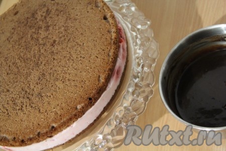 Достать торт из холодильника, снять бортики от формы. 