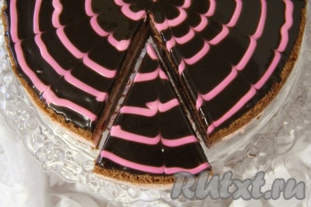 Верх вкусного бисквитного торта с суфле украсить по желанию. Я в небольшое количество сметаны добавила пару капель свекольного сока и хорошо перемешала. Затем нанесла сметану в виде рисунка на поверхность глазури.
