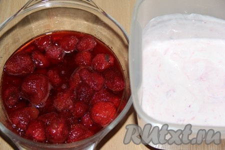 Влить желатин в йогурто-сметанную массу и хорошо перемешать. Затем добавить клубнику вместе с выделившимся соком и хорошо перемешать.
