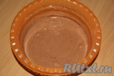 Ввести яичную смесь в муку и аккуратно перемешать деревянной или силиконовой лопаткой.