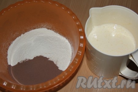 Для начала приготовить бисквит. В высокую миску просеять муку, добавить какао. Отделить белки от желтков. Белки взбить в пышную пену, затем добавить сахар и хорошо взбить до стойких пиков. Далее, продолжая взбивать, ввести по одному желтки.&nbsp;
