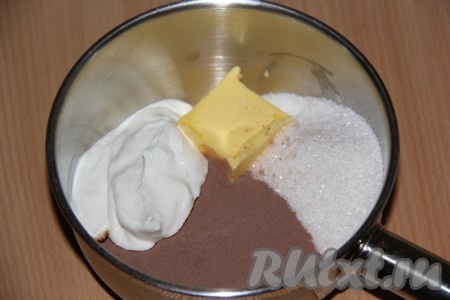 Приготовить глазурь: в небольшой кастрюле или ковшике соединить масло, какао, сахар, сметану. Поставить на огонь и довести до полного растворения сахара и масла. Немного остудить глазурь.