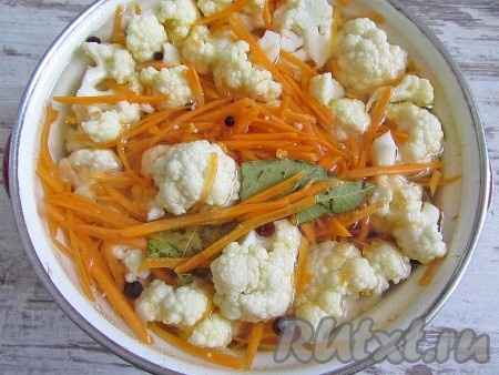 Приготовьте маринад: влейте в воду растительное масло, положите соль и сахар. Доведите до кипения и проварите 1-2 минуты. Влейте уксус и снимите с огня. Залейте овощи горячим маринадом, накройте крышкой и оставьте до полного остывания. Затем уберите в холодильник.