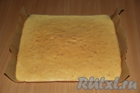 Духовку разогреть заранее. Поставить противень с тестом в духовку и выпекать при температуре 180 градусов 10-15 минут, до золотистого цвета (ориентируйтесь по своей духовке).
