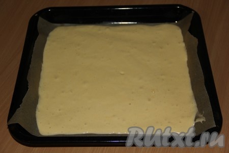 Противень для выпекания застелить пергаментом, слегка смазать растительным маслом. Вылить тесто на противень и разровнять.