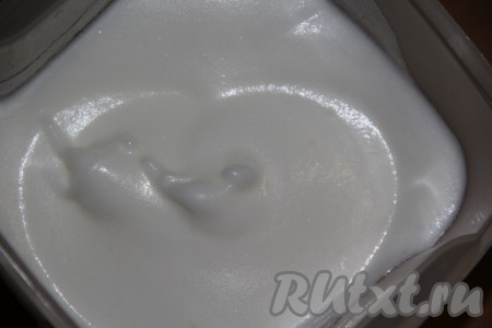 Отделить белки от желтков. Белки взбить в пышную пену с солью, затем постепенно всыпать сахар и взбивать до стойких пиков.