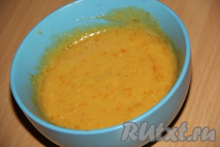 Заварной крем приготовить заранее: сахар соединить с апельсиновой цедрой и перетереть руками. Далее добавить в сахар мандариновый сок и яйцо (яйцо слегка взбить венчиком). Всё хорошо перемешать и поставить на огонь. Немного прогреть смесь, а затем добавить масло и муку. Довести крем до кипения, постоянно помешивать. Варить на небольшом огне, не переставая помешивать, до загустения, примерно 15 минут, затем остудить.
