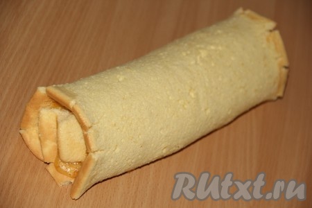  Быстро свернуть рулет (ещё горячий!). Затем накрыть рулет полотенцем и остудить.