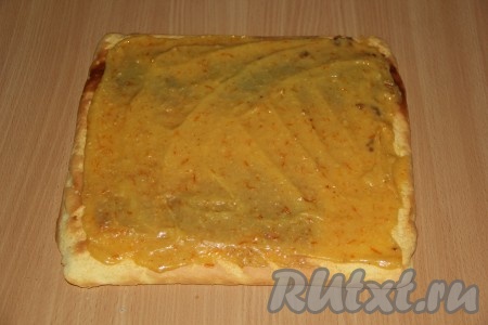 Пласт с бисквитом накрыть хлопчатобумажным полотенцем и быстро перевернуть. Снять пергамент. Смазать бисквит заварным кремом.
