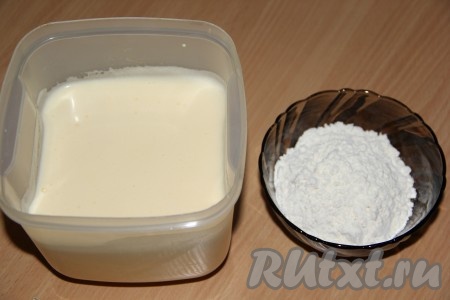 Затем добавить желтки и растительное масло, ещё раз взбить. Добавить просеянную муку в яичную смесь и аккуратно перемешать до однородной массы.
