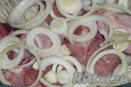 Лук режем кольцами и добавляем к мясу.
