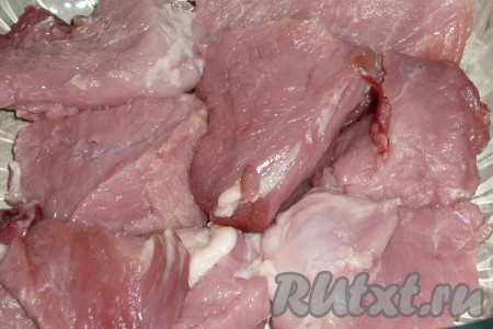 Режем свинину кусочками среднего размера.
