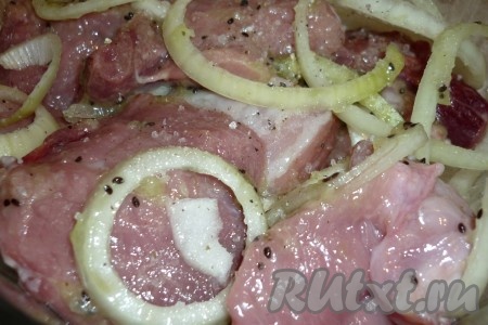 Добавляем киви к свинине с луком, перемешиваем и оставляем мясо в таком маринаде на 30-35 минут, но не более, иначе мясо станет очень мягким и будет распадаться при жарке.
