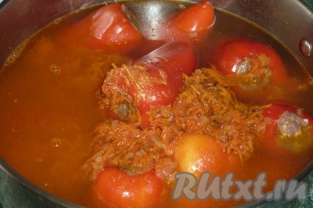 Доливаем воду, чтобы перцы были практически полностью покрыты соусом. Ставим кастрюлю с фаршированными перцами на огонь, даём соусу закипеть.&nbsp;Регулируем вкус томатного соуса, добавляя, если нужно, соль и сахар по вкусу, и готовим перцы с момента закипания на маленьком огне 35-40 минут.
