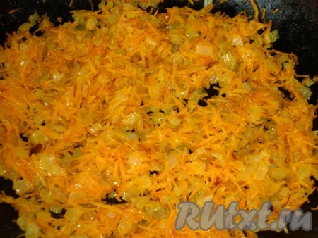 Очищаем лук и морковь. Лук мелко режем, морковь натираем на тёрке и перемешиваем. Полученную смесь моркови и лука делим на 2 равные части. Одну часть обжариваем на растительном масле на среднем огне, помешивая, до мягкости (в течение 7 минут), снимаем с огня и охлаждаем.
