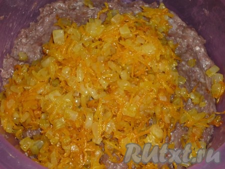 Мясной фарш смешиваем с охлаждённой смесью из моркови и лука.
