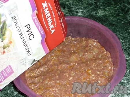 К получившемуся фаршу добавляем рис, соль, чёрный молотый перец и перемешиваем до однородности. Начинка для фарширования перцев готова.
