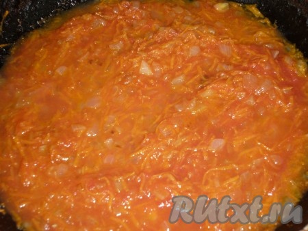 Вторую часть смеси из моркови и лука обжариваем на растительном масле до золотистого цвета, не забывая помешивать, затем добавляем томатный сок, солим, перчим и тушим томатный соус с момента закипания 5 минут.
