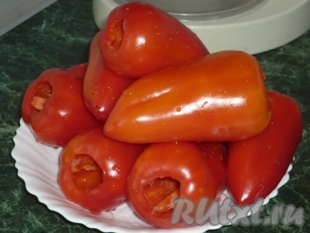 Сладкие болгарские перцы моем, очищаем от семян.
