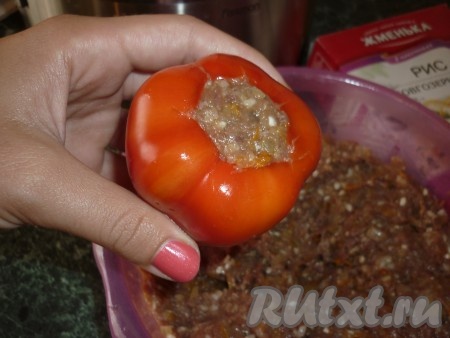 Наполняем перцы начинкой из мяса, риса и овощей.&nbsp;
