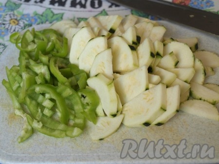 Если кабачок не очень молодой, удалить шкурку и семечки. Из болгарского перца удалить семена. Кабачок нарезать на четвертинки, болгарский перец - соломкой.