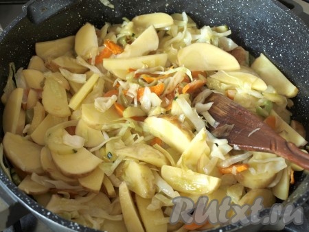 Добавить в сковороду картофель, перемешать.