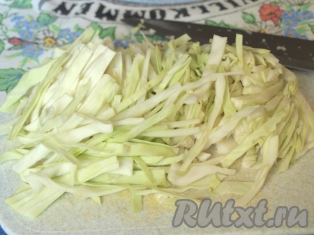 Нашинковать капусту.