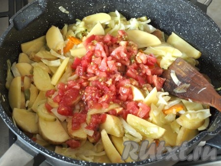Следом добавить помидоры. Развести водой томатную пасту (на стакан воды - 1-2 столовые ложки пасты), влить жидкость в сковороду, посолить и поперчить по вкусу. Тушить до готовности картофеля.