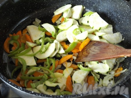 Добавить в сковороду кабачки и болгарский перец. Обжаривать 5-7 минут.