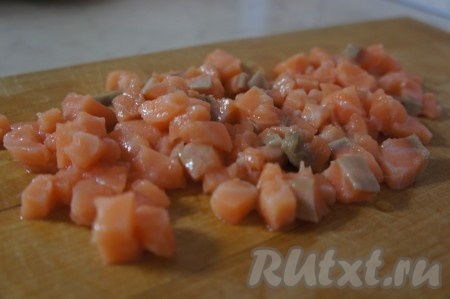 Сёмгу моем. У меня было филе сёмги, его нужно будет нарезать на небольшие кубики. Если вы взяли сёмгу на кости, тогда нарезать её на части перед варкой не нужно, так и оставьте её на кости.