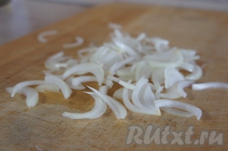 Пока варятся рыба и картошка, обжарим овощи. Для этого лук и морковь очищаем. Лук нарезаем произвольно (в этот раз я нарезала на тонкие полукольца, можно нарезать на мелкие кубики). Выкладываем морковку с луком на сковороду с хорошо разогревшимся растительным маслом и обжариваем овощи на среднем огне до мягкости моркови (примерно 5 минут), иногда перемешивая, затем убираем с огня.